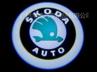 Лазерная подсветка Welcome со светящимся логотипом Skoda в черном металлическом корпусе, комплект 2 шт.